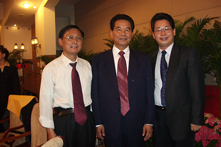 吳官正書記與楊洪總裁及高成主任在清華大學校友聚會上。